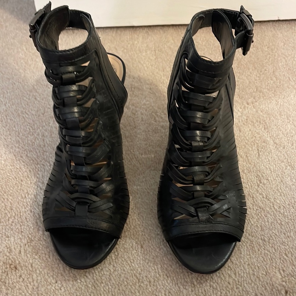 Vince Camuto Size 6 Black open toe shoes